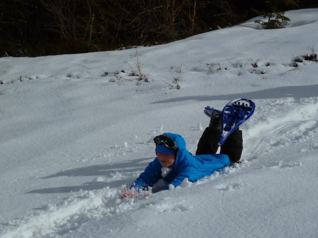 enfant glissant sur la neige