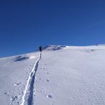 personne pratiquant la randonnée ski