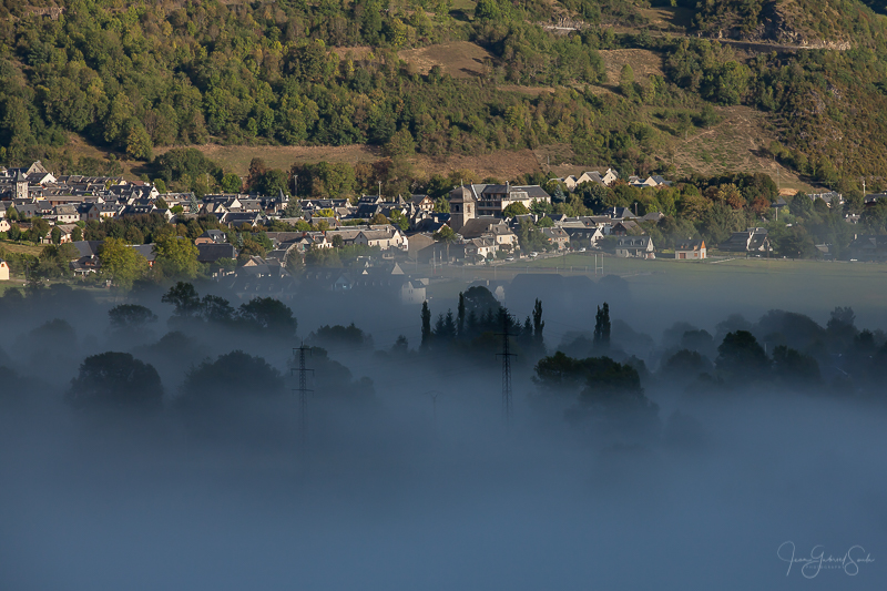 photo d'un village sous la brume