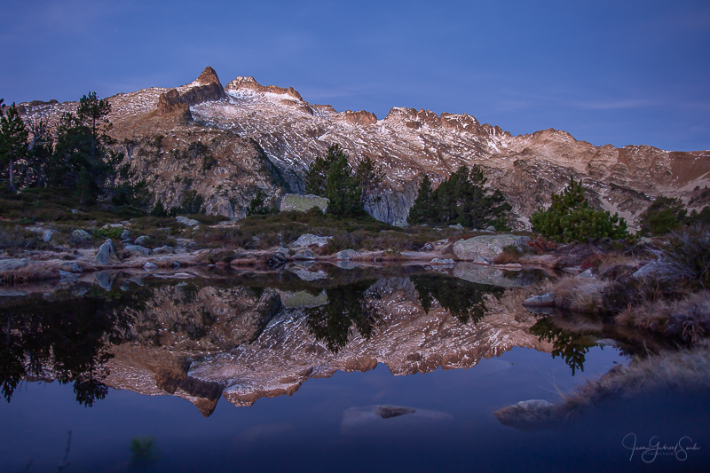 photo d'un lac reflétant la montagen du neouvielle