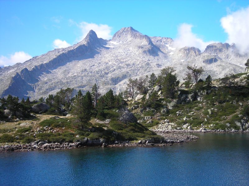 photo d'un lac en montagne