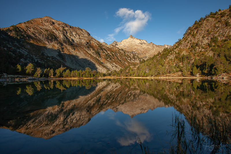 paysage d'un lac reflétant une montagne