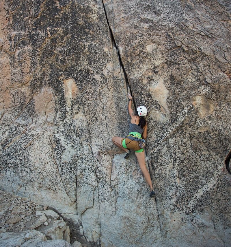 personne faisant de l'escalade