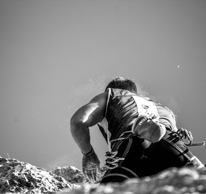 photo d'une personne de dos en escalade
