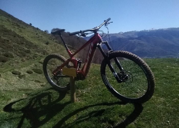 vtt electrique face aux montagnes