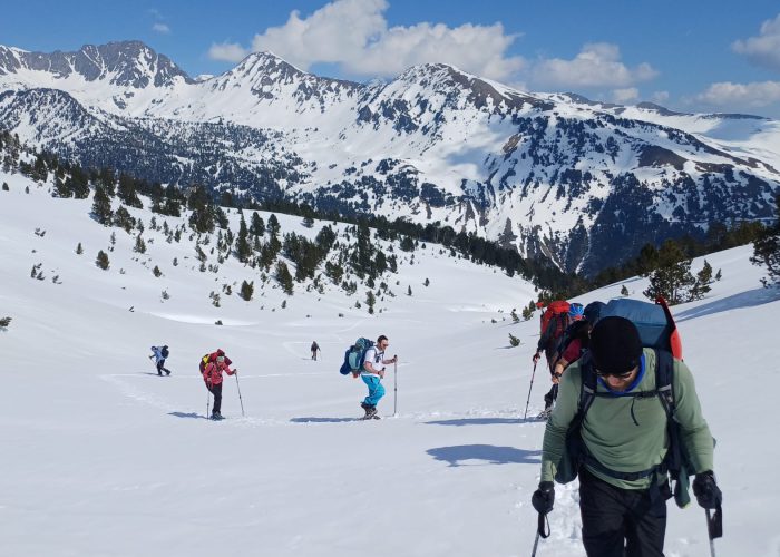 montée en raquette lors d'un weekend dans le Néouvielle