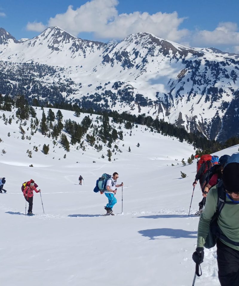 montée en raquette lors d'un weekend dans le Néouvielle