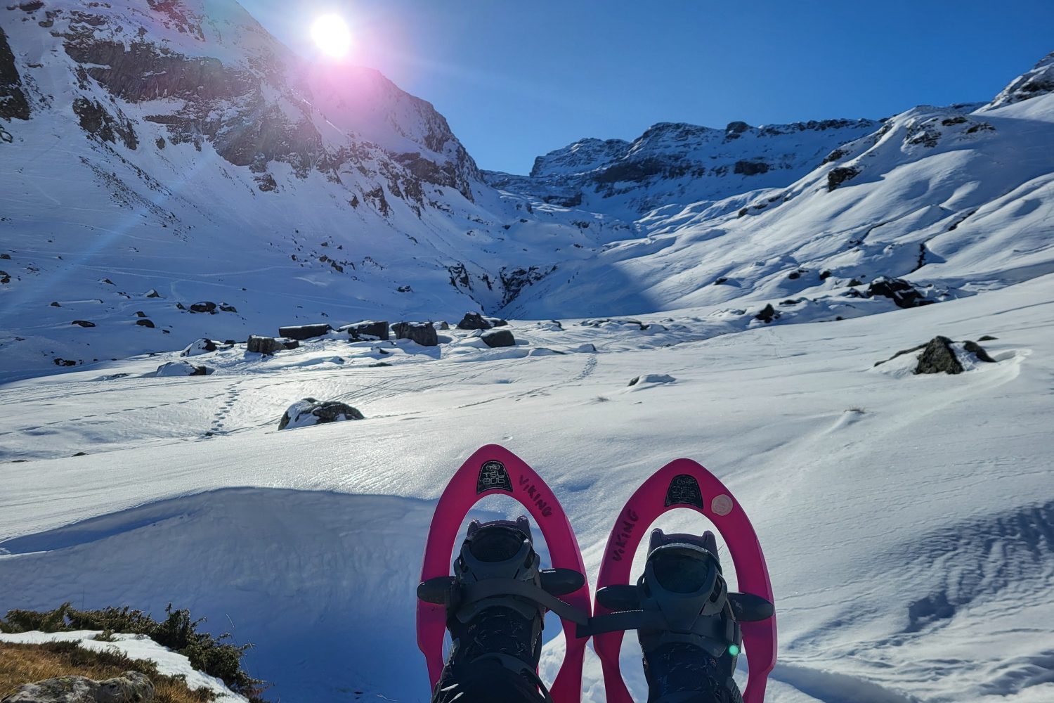 admirer le paysage lors d'un réveillon en raquette dans les Pyrénées