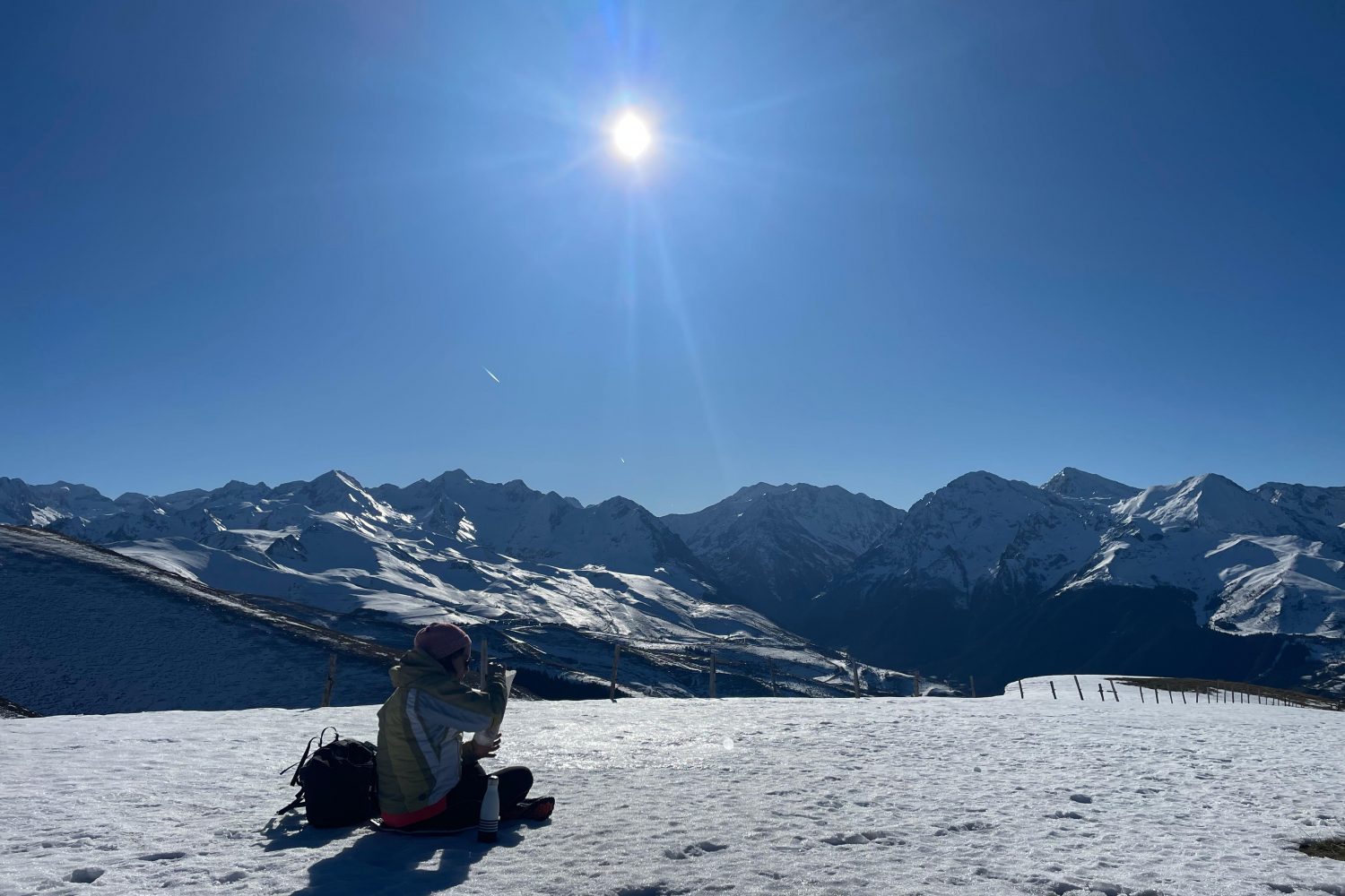contemplation des pyrénées en raquette jour de reveillon